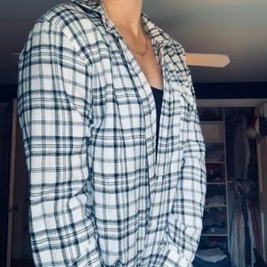Adika Black and white flannel